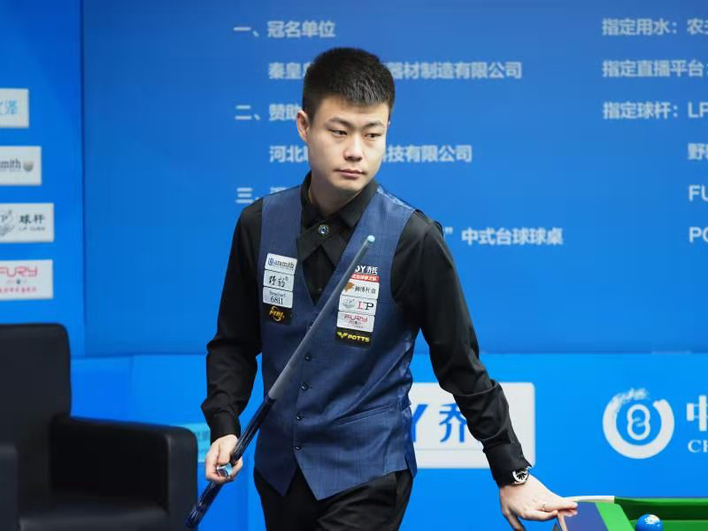 足球赛事中 足球赛事中